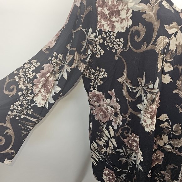 Avenue size 18/20 black with mauve floral half sleeve blouse. - Picture 4 of 8